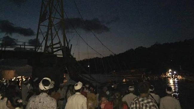 Saat jembatan ambruk, banyak warga sedang melintas. Mereka menuju pura untuk upacara keagamaan. Jembatan menghubungkan dua pulau di selatan Bali.