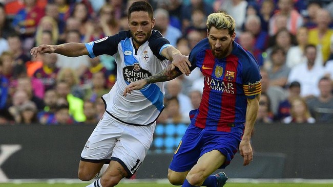 Penyerang Barcelona Lionel Messi juga memastikan rekor baru setelah mencetak satu gol ke gawang Deportivo La Coruna di Stadion Camp Nou.