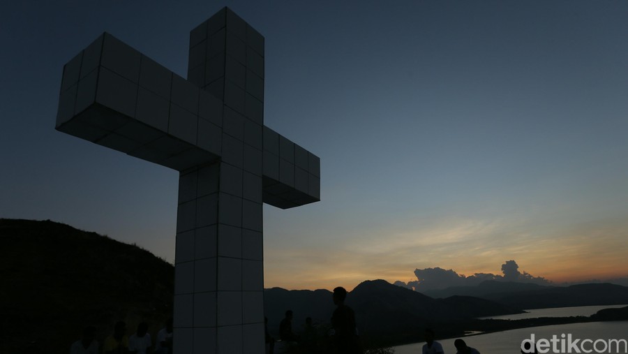 Senja Di Bukit Salib Tanjung Kajuwulu Maumere 



Beberapa warga melakukan ibadah di Patung Salib Puncak Tanjung Kajuwulu, Maumere, Flores, Sabtu (15/10/2016). Dilokasi merupakan lokasi favorit warga Maumere untuk melihat matahari terbenam dari atas bukit dengan dikelilingi padang savana. lokasi ini berjarak 20 km dari pusat kota Maumere. Dari pinggir jalan raya kita menaiki ratusan anak tangga untuk mencapai puncak bukit. Agung Pambudhy/Detikcom.