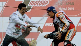 Foto Terbaik Petaka Rossi dan Puncak Dunia Marc Marquez