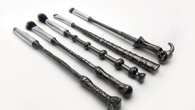 Percantik Wajah dengan Kuas Rias Tongkat Sihir Harry Potter