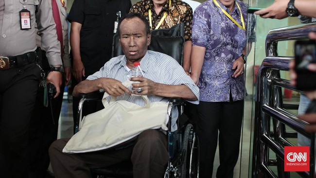 Dua mantan pejabat Kemdagri, Irman dan Sugiharto, menjalani sidang perdana dengan agenda pembacaan dakwaan di Pengadilan Tipikor Jakarta, hari ini.