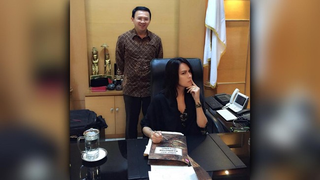Sophia ingin melihat kegiatan Ahok agar dapat 'menjual' Ahok-Djarot dengan baik ke warga Jakarta. Pasalnya, Ahok kerap mendapat kritik kurang promosi.