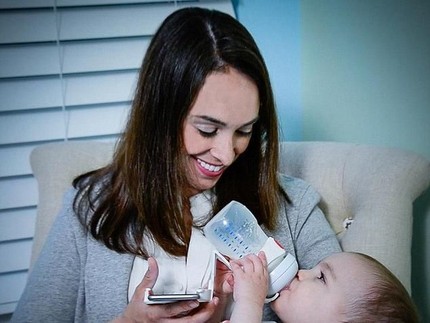 Berbagai Alasan Ortu Gunakan Botol Dot untuk Beri Bayi ASI Perah