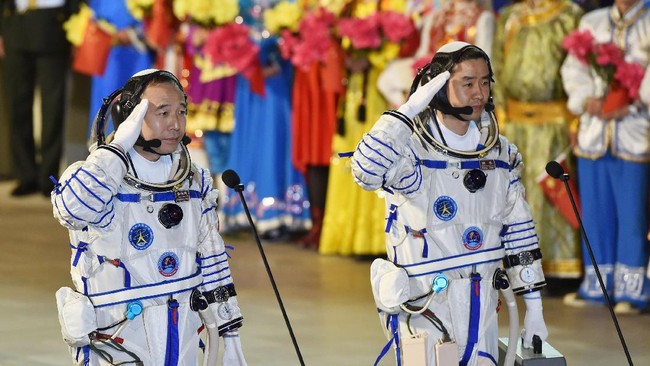 China mengirim dua astronautnya ke stasiun antariksa baru, Tiangong-2. Keduanya akan menghabiskan waktu selama 30 hari melakukan sejumlah eksperimen di sana.