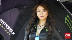 Aksi Gadis Payung di GP Motegi