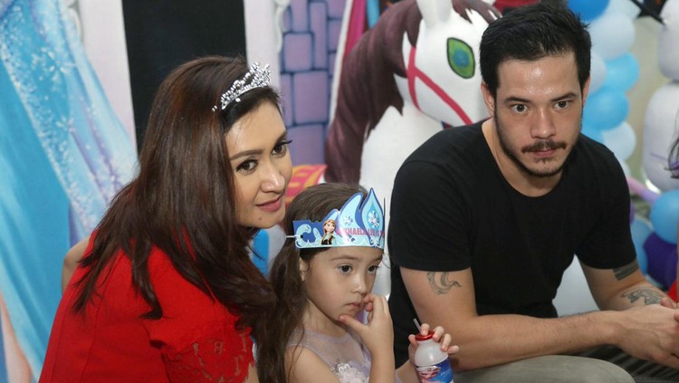 Meski resmi berpisah, Nafa Urbach dan Zack Lee melakukan co-parenting untuk anaknya.
