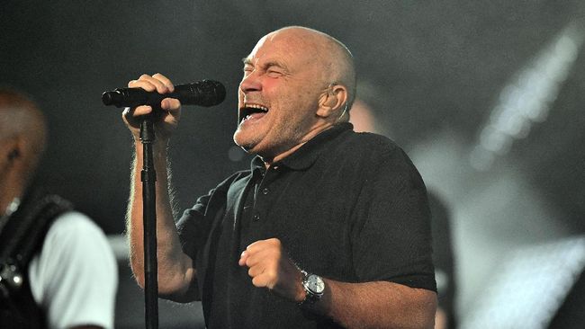 Phil Collins yang tak bisa lagi menggebuk drum karena penyakit saraf yang diidapnya, menyarankan agar putranya Nicholas (17) menggantikannya.