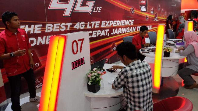 Warga Sulsel, termasuk dari daerah yang cukup jauh seperti Janeponto, mengantre di gerai Telkomsel di Makassar usai menerima kabar SIM Card 3G dimatikan.