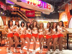 Hooters, Restoran dengan Berpelayan Seksi Ajukan Bangkrut!