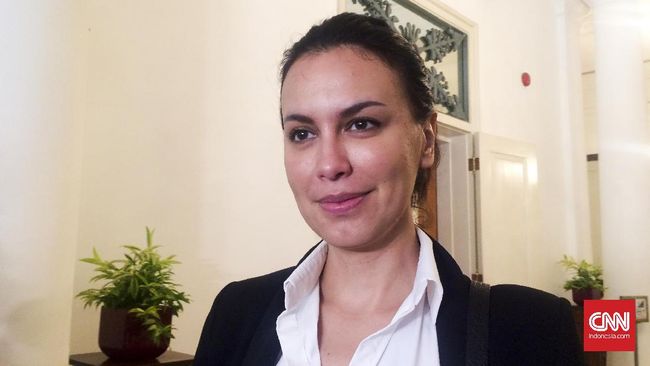 Sophia Latjuba menemani Gubernur DKI Jakarta Basuki Tjahaja Purnama berkegiatan. Mulai dari meresmikan RPTRA hingga bekerja di Kantor Balai Kota, Selasa (18/10).