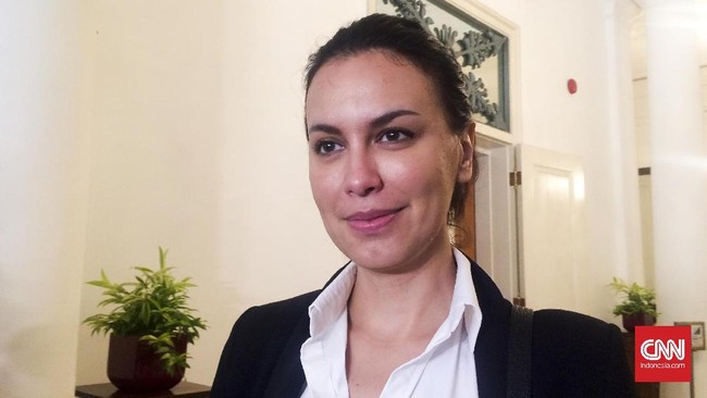 Sophia Latjuba adalah salah satu juru bicara tim pemenangan pilkada Ahok. Meski belum kampanye, Sophia sudah ikut kegiatan dinas Ahok.