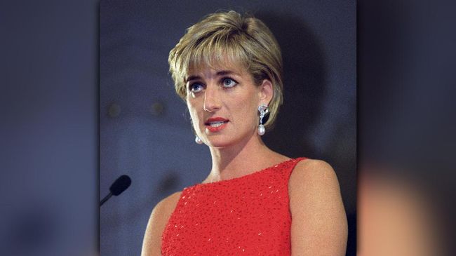 Keanggunan Putri Diana Jadi Inspirasi Koleksi Fesyen Gaya nenek Pangeran George yang legendaris ini dihidupkan kembali oleh ASOS berkolaborasi dengan desainer Sharmadean Reid dari butik Wah Nail.