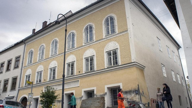 Rumah kelahiran Adolf Hitler di Austria telah menjadi tempat pemujaan bagi kelompok-kelompok Neo-Nazi setiap tahunnya.