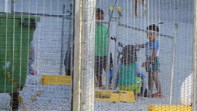 AS Tunda Proses Wawancara Pencari Suaka di Kamp Australia