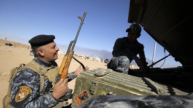 Serangan ISIS Tewaskan 11 Anggota Milisi Irak Kelompok teroris ISIS menyergap milisi Front Pasukan Rakyat (PMF) Irak yang sedang berpatroli hingga menewaskan sebelas orang.