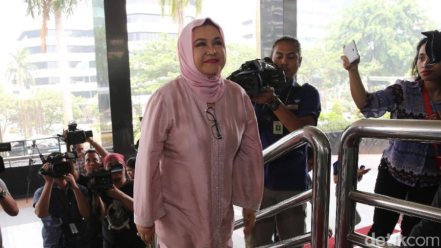 Emilia Contessa Penuhi Panggilan KPK Anggota DPD RI, Emilia Contessa mendatangi gedung KPK, Jakarta, Selasa (18/10/2016). Ia memenuhi panggilan KPK untuk dimintai keterangan sebagai saksi untuk tersangka mantan Menteri Kesehatan, Siti Fadilah Supari yang terjerat kasus korupsi pengadaan alat kesehatan di Kementerian Kesehatan. (Ari Saputra/detikcom)