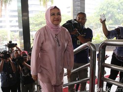 Video: Emilia Contessa, Sang Singa Panggung Asia yang Namanya Mendunia