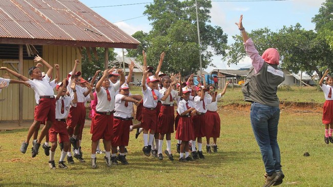 Kalau kamu punya jiwa sosial tinggi dan ingin jadi guru yang berbakti di daerah selama setahun, kamu bisa coba lewat Indonesia Mengajar.