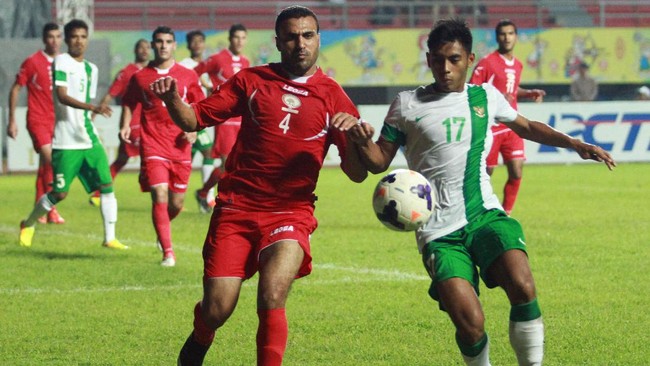 Meski lebih banyak menghuni bangku cadangan Persija Jakarta, namun Syahroni sudah dua kali dipanggil seleksi timnas Indonesia menuju Piala AFF 2016.