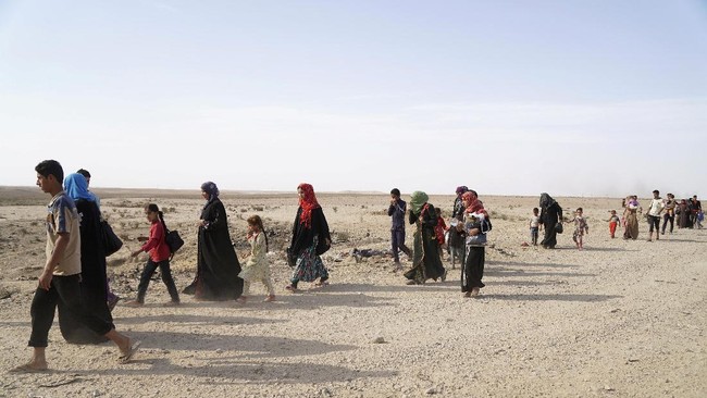 ISIS mengeksekusi mati 284 orang pria dewasa dan anak-anak Mosul, di tengah gempuran pasukan Irak yang dibantu koalisi AS untuk merebut kota itu. 