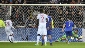 Buffon Terbang Tinggi di Laga Lawan Lyon