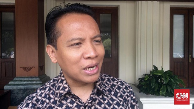 Laporan yang diterima KPI menyebut ada dugaan sejumlah stasiun televisi lebih menonjolkan calon tertentu, khususnya calon yang maju di Pilkada DKI Jakarta.
