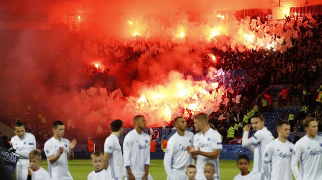 Leicester meraih kemenangan sempurna di paruh pertama fase grup Liga Champions. Namun, ulah suporter menyalakan suar (flare) membuatnya terancam sanksi UEFA.