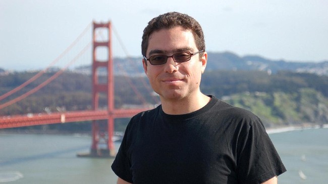 Baquer Namazi dan putranya Siamak Namazi divonis penjara 10 tahun dan denda jutaan dolar karena dianggap membantu musuh Iran, yaitu Amerika Serikat.