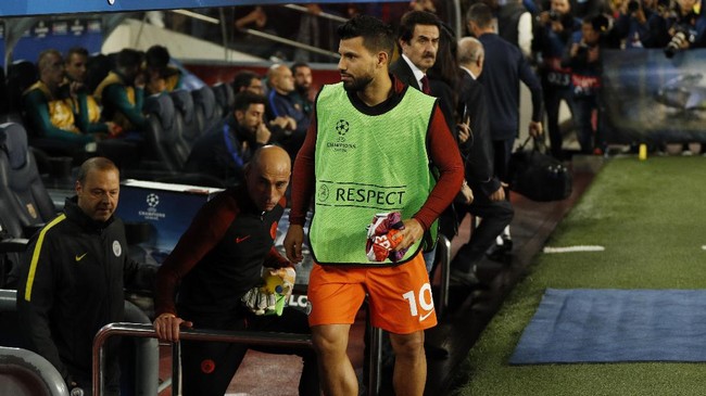Pep Guardiola mendapat kritikan tajam setelah mencadangkan Sergio Aguero dan memainkan Kevin de Bruyne sebagai 'false nine' ketika ManCity dilumat Barcelona.