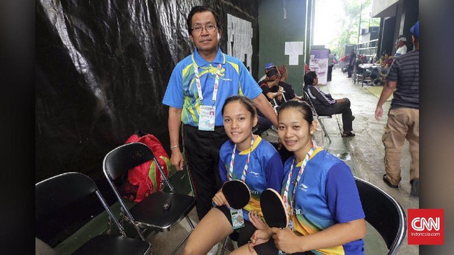 Leli Marlina dan Nikmat Derita punya jalan berbeda hingga menjadi atlet tenis meja difabel. Tapi keduanya punya mimpi yang sama: mengharumkan nama Indonesia.