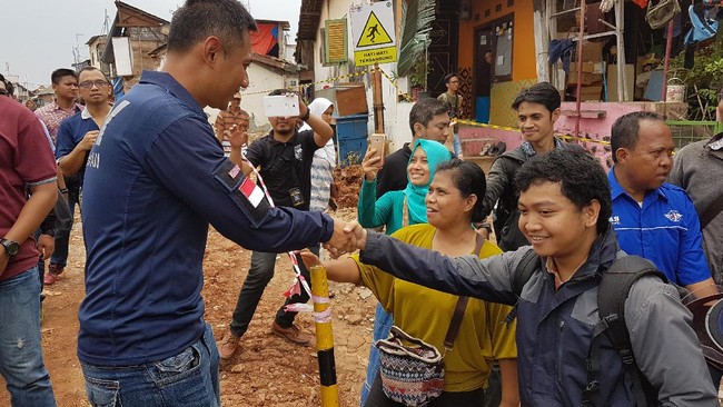 Jakarta Utara yang gersang dengan ketimpangan ekonomi warga mencolok, jadi incaran. Agus sudah tiga kali ke sana, Anies meneken kontrak politik di sana pula.