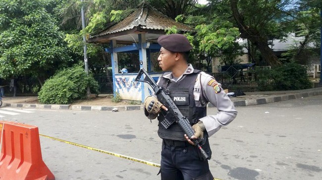 Pelaku penyerangan diketahui beragama Islam, tinggal di Lebak Wangi, Tangerang, dan diduga anggota Daulah Islamiah jaringan Ciamis, Jawa Barat.