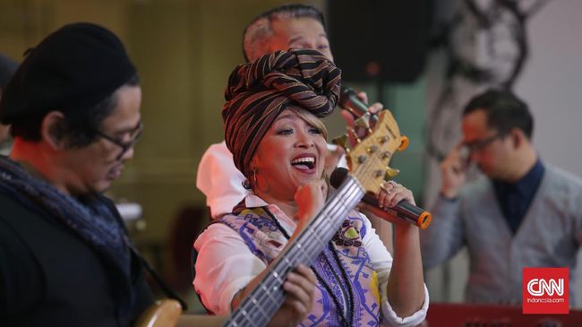 Rieka Roslan mengaku sakit hati dengan The Groove lantaran mantan grup musiknya itu tak mau lagi manggung bersamanya.