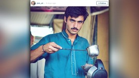 Penjual Teh Panas di Pakistan Dikontrak Jadi Model 'Panas'