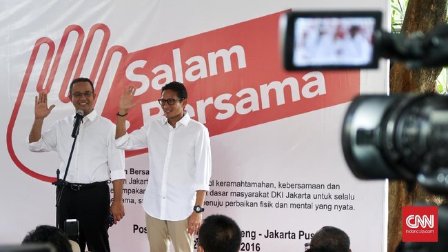 Semangat Presiden Indonesia pertama, Sukarno, dibawa-bawa oleh duet Anies-Sandi dalam pilkada saat meluncurkan logo resmi sekaligus salam untuk kampanye.