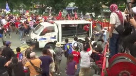 Mobil Polisi Filipina Lindas Demonstran di Depan Kedubes AS