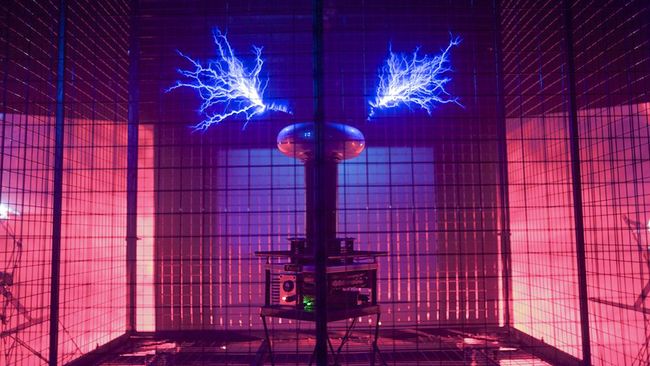 Dengan memanfaatkan frekuensi dari kumparan Tesla, Robbie Thomson menyuguhkan sebuah pertunjukan yang mengesankan lewat XFRMR, atau dibaca Transformer.