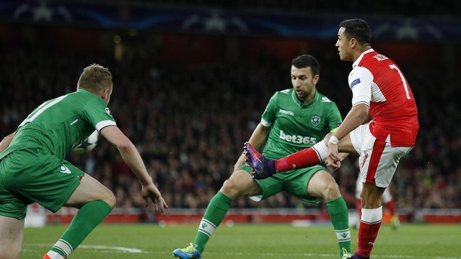 Duet penyerang Alexis Sanchez dan Theo Walcott membawa Arsenal unggul atas Ludogorets Razgrad di babak pertama.