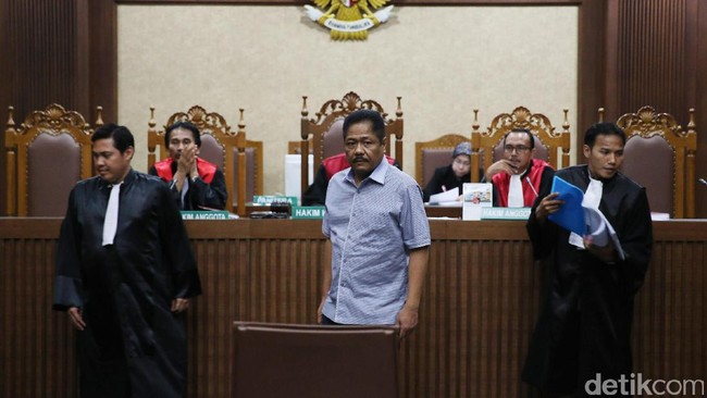 Vonis majelis hakim lebih ringan dari tuntutan jaksa yakni sembilan tahun penjara dan denda Rp300 juta subsidier empat bulan kurungan.