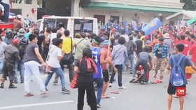 Mobil Polisi Filipina Lindas Demonstran Tertangkap Kamera