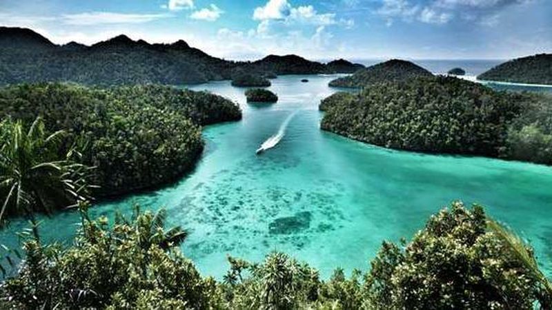 Gubernur Papua Barat Abraham Atururi meneteskan air mata dalam pembukaan Festival Pesona Raja Ampat 2016.