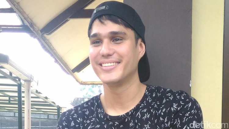 Mischa Chandrawinata cukup sering traveling bareng keluarga. Berbagai manfaat pun dia dapat.