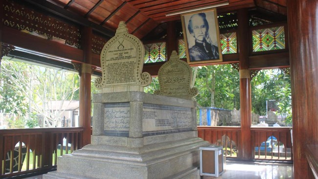 Cinta kepada negeri tak perlu membuat berhala setinggi gedung pencakar langit, berslogan aklamasi kamuflase bendera warna-warni seluas lapangan bola.