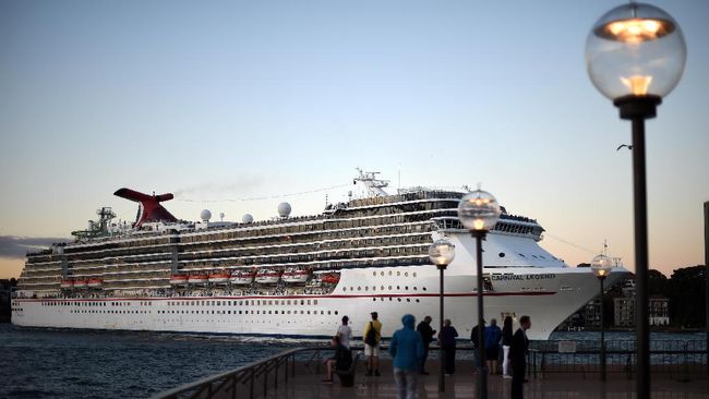 Ribuan Penumpang Kapal Pesiar Terjebak Akibat Virus Corona Ribuan orang di kapal pesiar Costa Cruises di Italia dilarang turun karena ada penumpang diduga terjangkit virus corona.