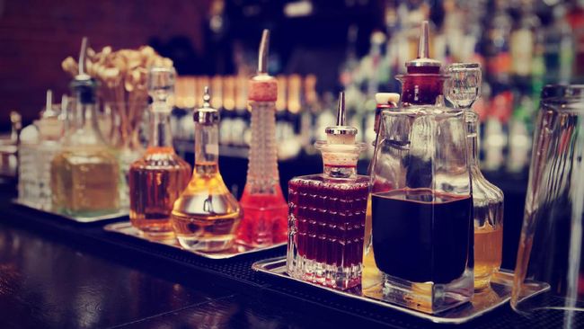 Mana yang Benar: Whisky atau Whiskey? Wiski sering ditulis sebagai whisky, juga whiskey. Mana di antara keduanya yang benar?