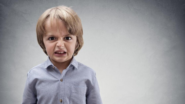 Hati orang tua mana sih yang nggak sedih jika si kecil suka memukul dan menendang?