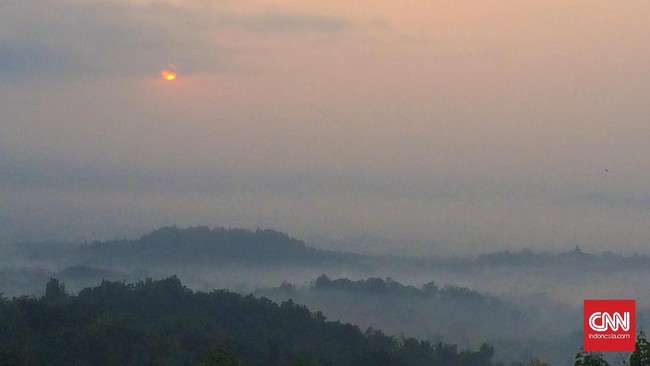 Rasa penasaran setelah melihat foto Candi Borobudur seperti mengambang di atas kabut membuat saya melakukan perjalanan ke sana.