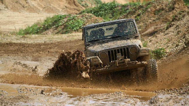 Mobil mesin standar tetap bisa aman melewati lintasan offroad, asalkan mengganti jok, sabung pengaman, dan tabung pemadam kebakaran sesuai standar.