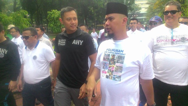 Sebagai orang baru dalam dunia perpolitikan Jakarta, Agus Yudhoyono perlu menghabiskan banyak waktu untuk mengenalkan dirinya kepada masyarakat.